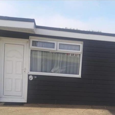 2 Bedroom Chalet Near The Beach Brading Buitenkant foto