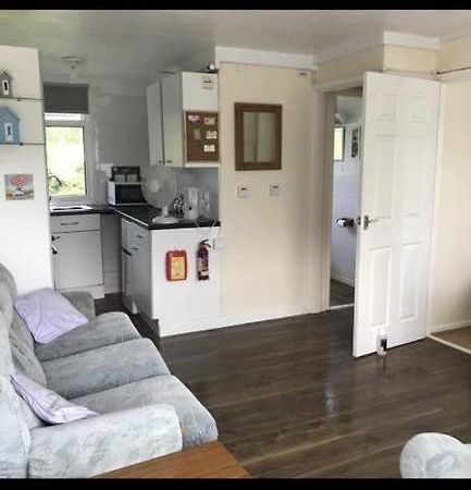 2 Bedroom Chalet Near The Beach Brading Buitenkant foto