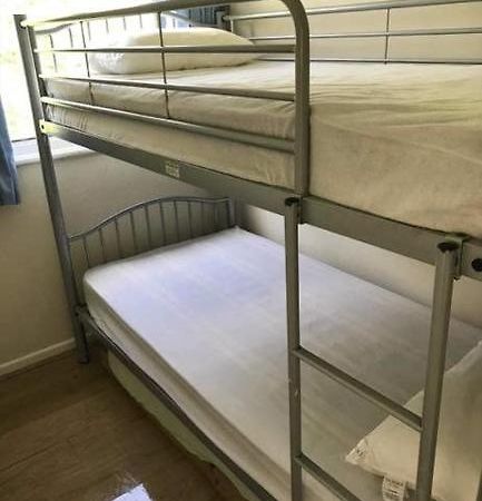 2 Bedroom Chalet Near The Beach Brading Buitenkant foto