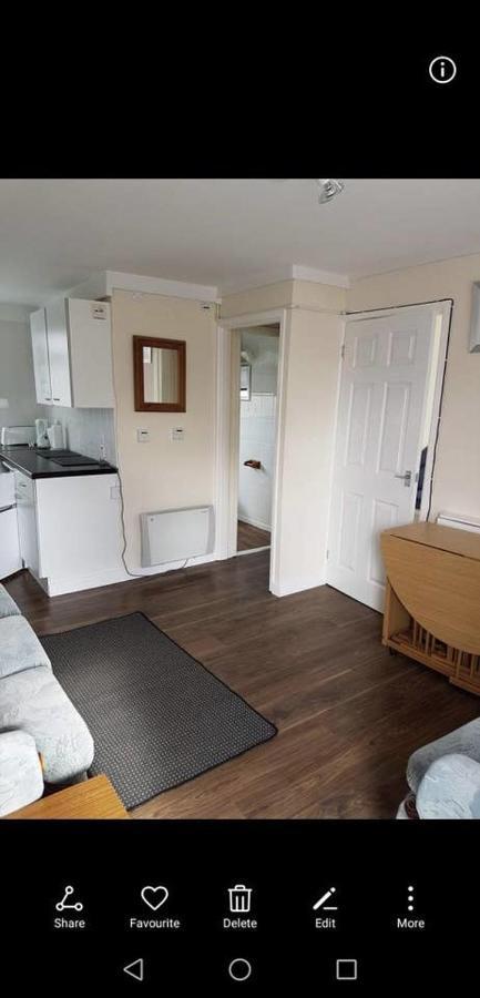 2 Bedroom Chalet Near The Beach Brading Buitenkant foto
